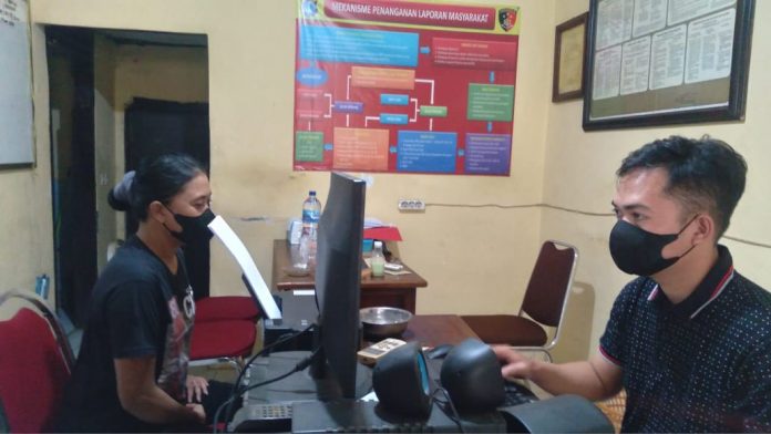 YE, tersangka penggelapan saat menjalani pemeriksaan.