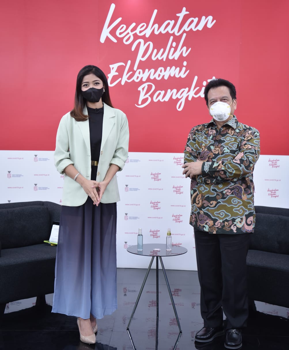 Ketua Komnas KIPI Prof Hindra Irawan bersama pembawa acara Salsabila dalam dialog vaksinasi AstraZeneca 