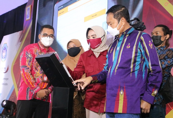 Bupati Yuhronur Efendi saat mencoba dua aplikasi yang baru dilaunching. SP/MUHAJIRIN KASRUN