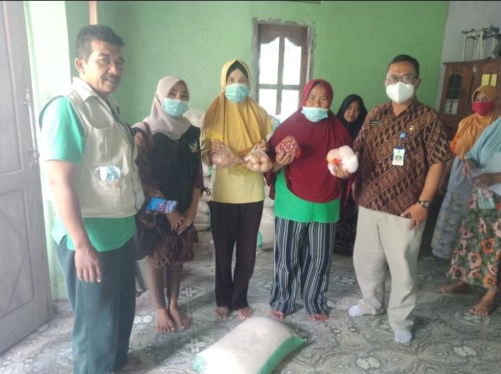 PKM di wilayah Kecamatan Kalitengah Lamongan saat menerima sembako dari Kemensos. SP/MUHAJIRIN KASRUN