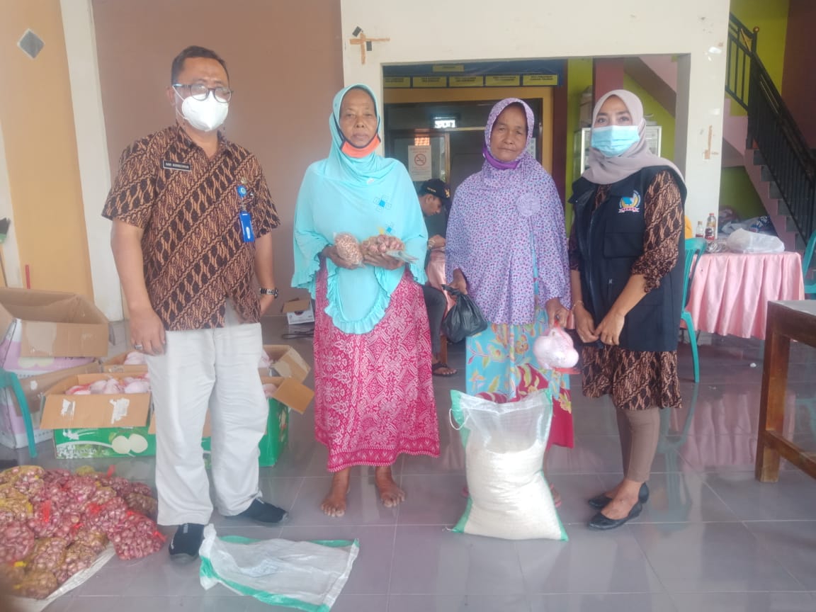 PKM di wilayah Kecamatan Kalitengah Lamongan saat menerima sembako dari Kemensos bulan Juli lalu.SP/MUHAJIRIN KASRUN