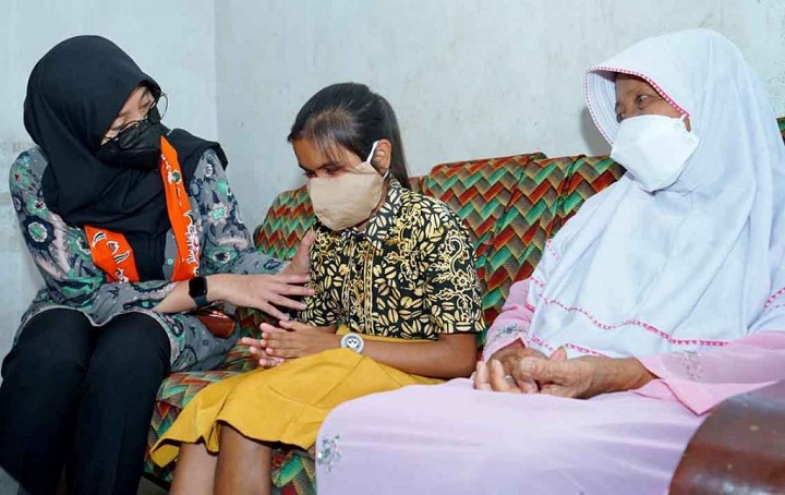 Bupati Banyuwangi Ipuk Fiestandani saat berbincang dengan Irmawati dan Supiyati (nenek) warga kurang mampu yang bekesempatan melanjutkan sekolah.