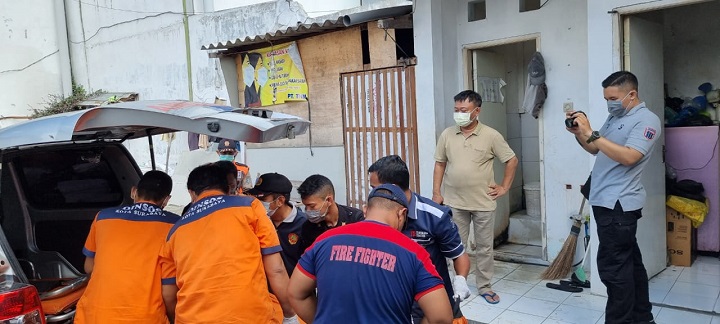 Petugas saat mengevakuasi jenazah korban yang ditemukan tak bernyawa di pos satpam. SP/Anggadia