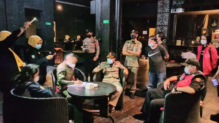 Sabhara Polrestabes Surbaya saat merazia Cats Pajamas Bar n Lounge pada Rabu (26/5) malam. SP/Anggadia