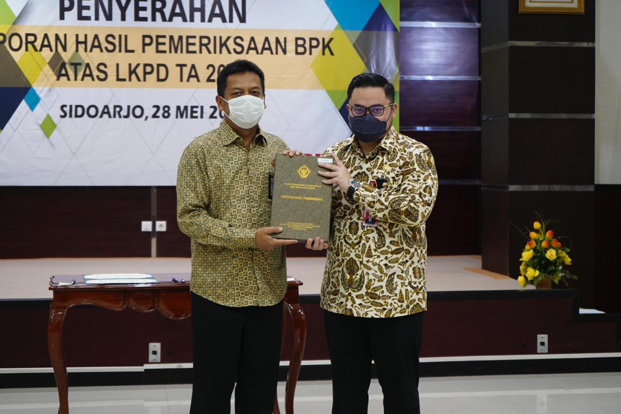 Mas Bub Ditho, Bupati Kediri (kanan) saat menerima penghargaan Opini WTP kali Kelima oleh BPK RI