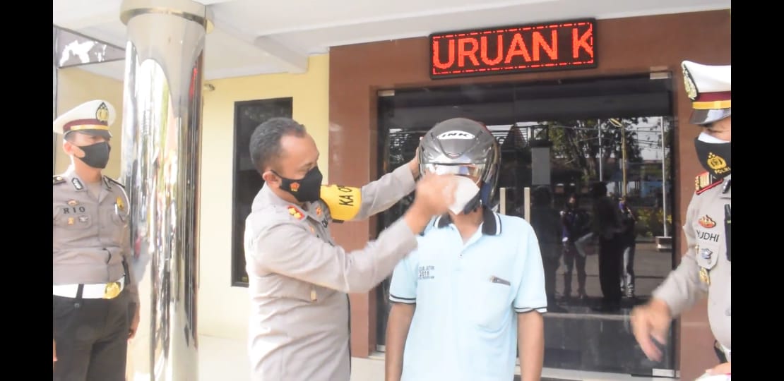 Kapolres Pasuruan Kota AKBP Arman juga memberikan helm pengganti magic com dengan helm berstandart SNI gratis, Jum'at (28/5/2021)