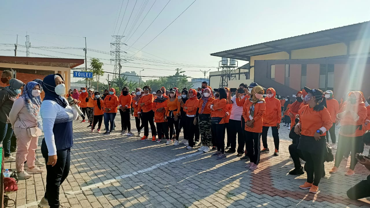 Wali Kota Mojokerto Ika Puspitasari saat menghadiri senam bersama di Rest Area Gunung Gedangan Kota Mojokerto.SP/Dwy AS