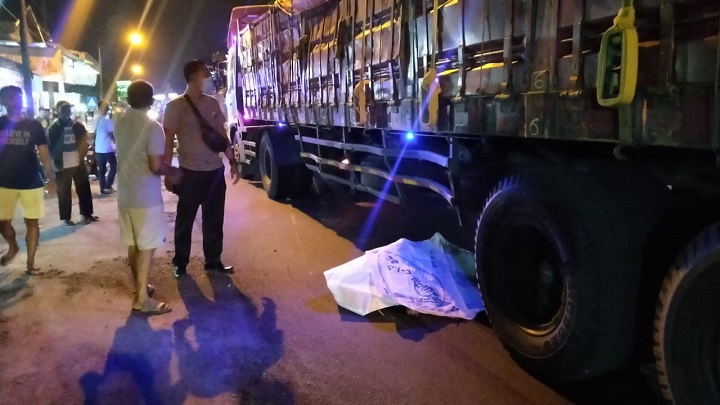 Jasad korban tertutup koran menunggu petugas datang untuk mengevakuasi.