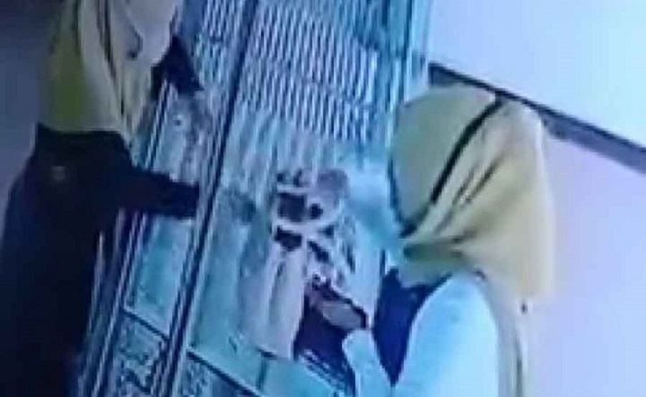 Tangkapan layar rekaman CCTV di toko emas saat pelaku melakukan aksinya.