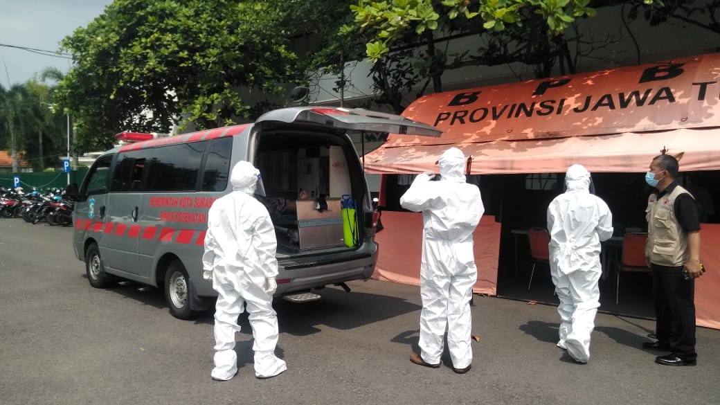 Petugas mengeluarkan pasien Covid-19 dari ambulance untuk dirawat di RSLI, Senin (31/5/2021).