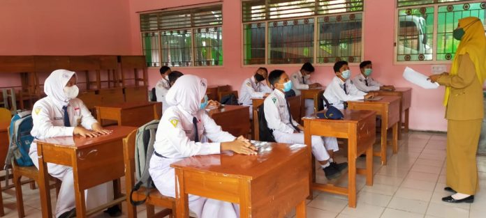 Kegiatan belajar mengajar secara tatap muka digelar di Pasuruan sejak Jum’at (28/5) lalu. Namun, ada 11 sekolah yang tak bisa menggelar PTM lantaran vaksinasi guru yang belum tuntas.