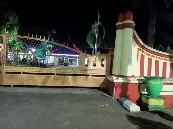 Sejumlah pot kosong tanpa bunga dibiarkan tergeletak di sepanjang jalan Jendral Sudirman Kab. Sumenep. SP/Ainur Rahman