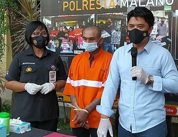 Wakasatreskrim Polresta Malang Kota, AKP Hendro Tri Wahyono saat merilis kasus penusukan suami kepada mantan istri di halaman Mapolresta Malang Kota, Kamis (3/6/2021).