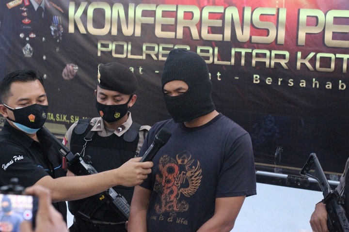 Petugas saat menanyai W saat rilis kasus. SP/Hadi Lestariono