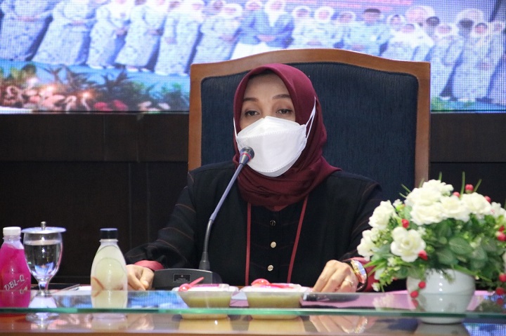 Ketua IWAPI Lamongan, Anis Yuhronur Efendi saat dalam acara rapat pleno. SP/MUHAJIRIN KASRUN