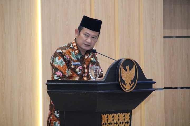 Bupati Yuhronur Efendi saat menyampaikan jawabannya atas pandangan umum fraksi-fraksi DPRD Lamongan. SP/MUHAJIRIN KASRUN