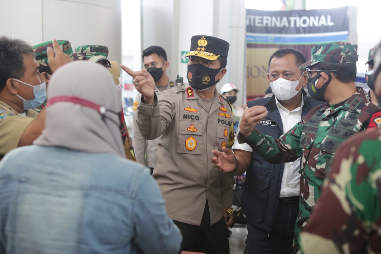 Kapolda Jatim Irjen Pol Nico Afinta, bersama Forkompinda Jatim meninjau Penerapan SOP sesuai dengan Prokes yang di berlakukan di bandara Internasional Juanda kepada seluruh penumpang yang datang maupun pergi telah di terapkan Jumat (4/6/2021)

