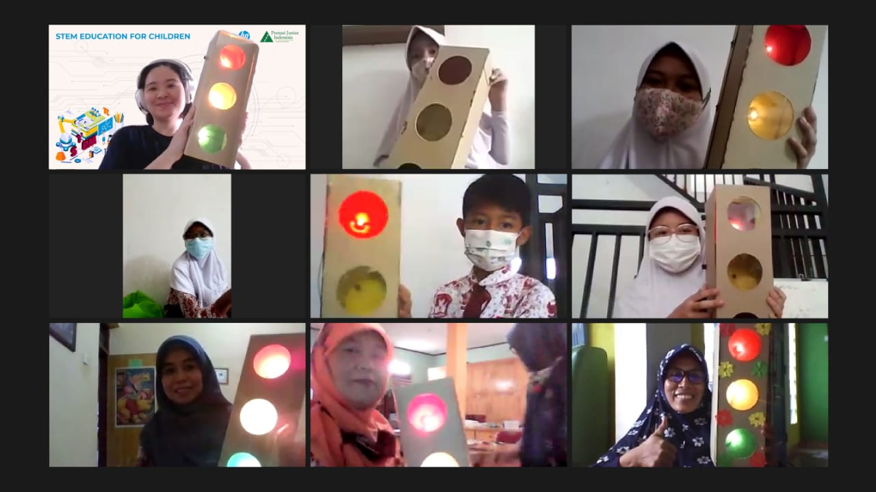 Siswa dan guru saat mengikuti pelatihan STEM yang dilakukan oleh HP Inc