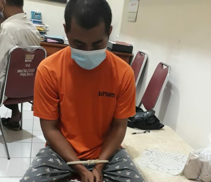 Tauchid (pelaku) hanya bisa tertunduk usai diamankan polisi karena menguras ATM milik majikannya.