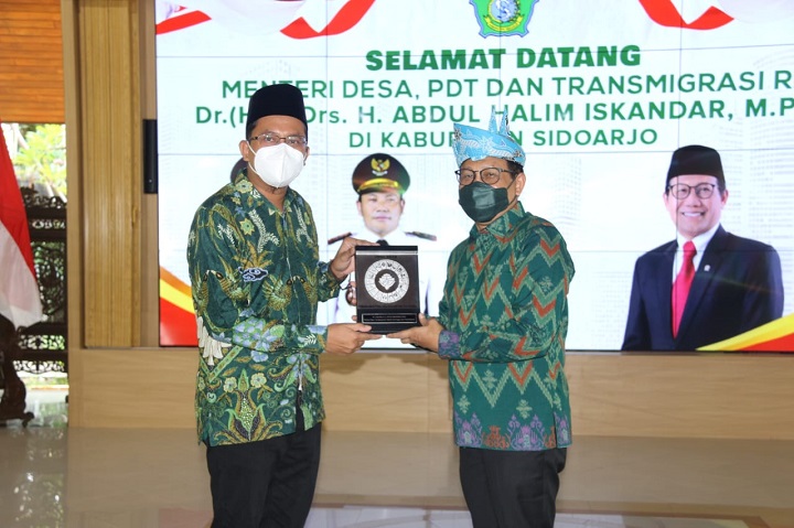 Bupati Sidoarjo H. Ahmad Muhdlor, S.Ip memberikan penghargaan di Pendopo Delta Wibawa. SP/Sugeng Purnomo