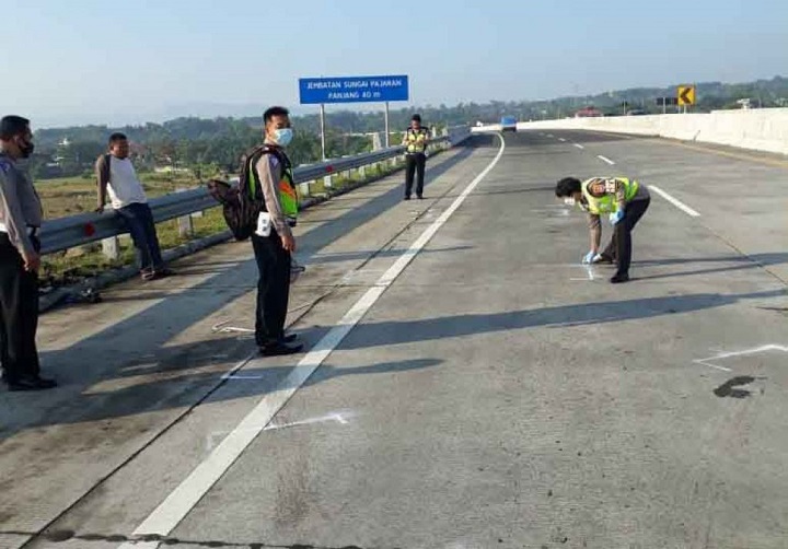 Petugas melakukan olaj TKP di lokasi kejadian.