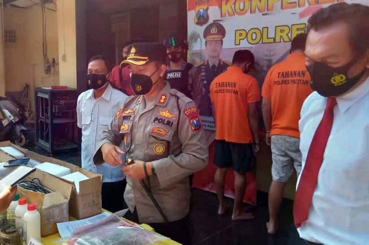 Kapolres Pacitan AKBP Wiwit Ari Wibisono saat konferensi pers di halaman mapolres, Jalan Ahmad Yani, Senin (7/6/2021).