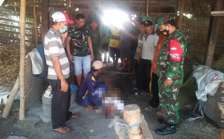 Petugas saat menurunkan jasad korban.