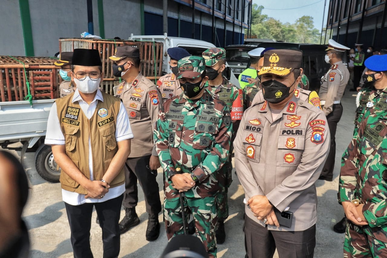 Kapolda Jatim Irjen Nico Afinta bersama Pangdam V Brawijaya Mayjen TNI Suharyanto, hingga Bupati Bangkalan melakukan pengecekan ruang Isolasi Darurat di Kantor BPWS Bangkalan, Senin (7/6/2021).