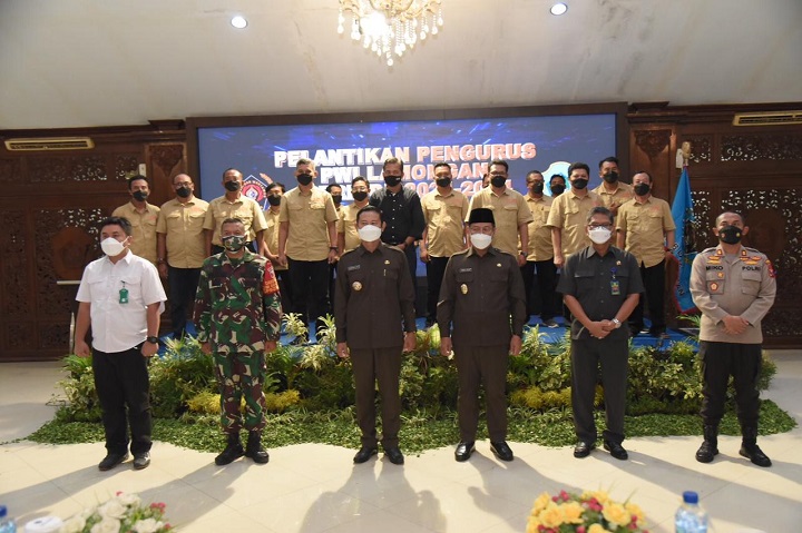 Bupati bersama Wabup, dan Forkopimda berfoto bersama dengan pengurus PWI Lamongan yang baru dilantik. SP/MUHAJIRIN KASRUN