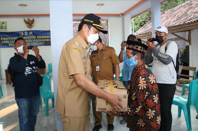 Bupati Yuhronur Efendi memberikan bantuan sembako ke warga Desa Sidodowo yang memutuskan untuk lockdown sementara. SP/MUHAJIRIN KASRUN