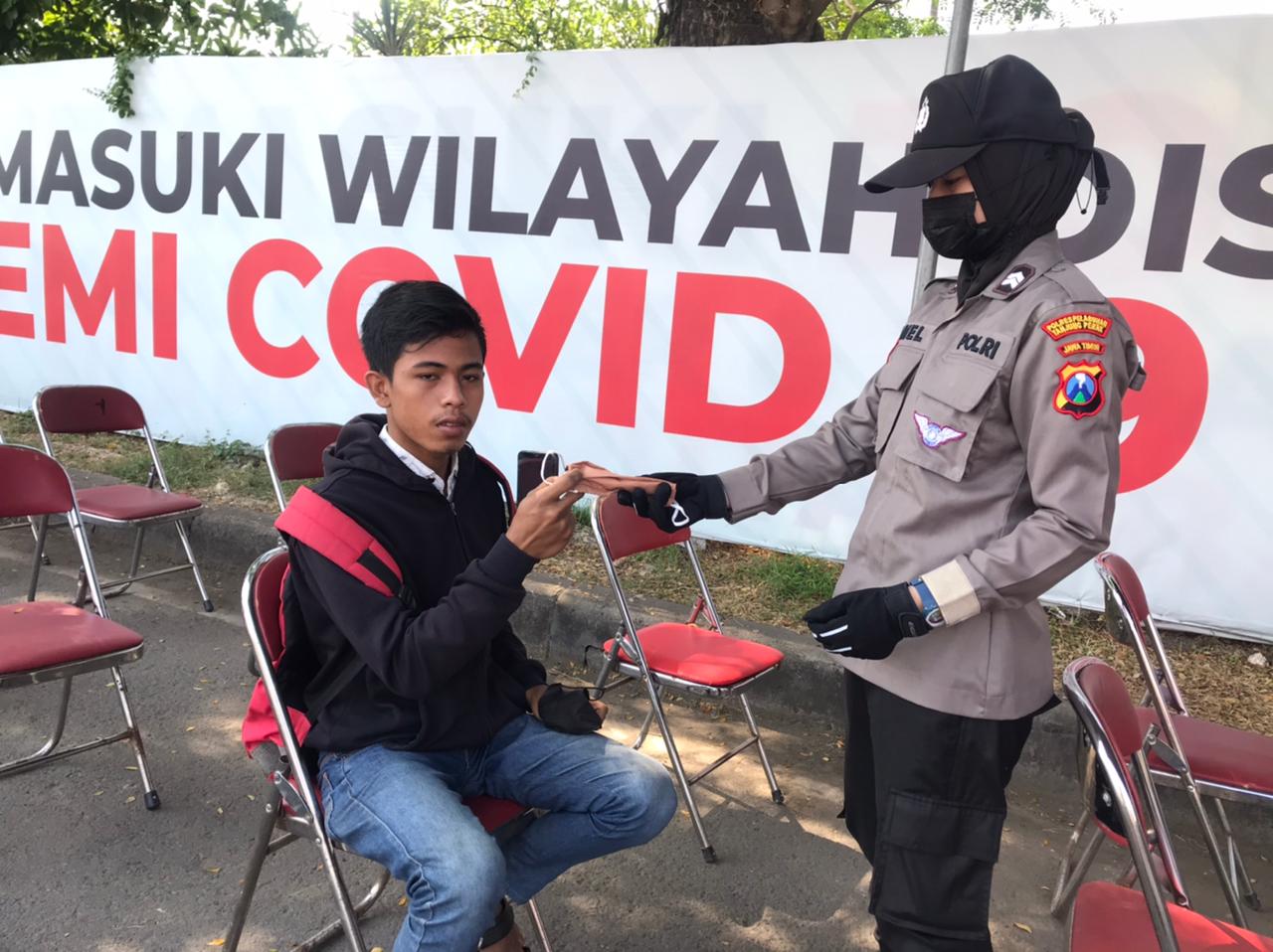 Polwan cantik membagikan masker kepada warga Bangkalan, guna mencegah penularan Covid 19, Rabu (9/6/2021)