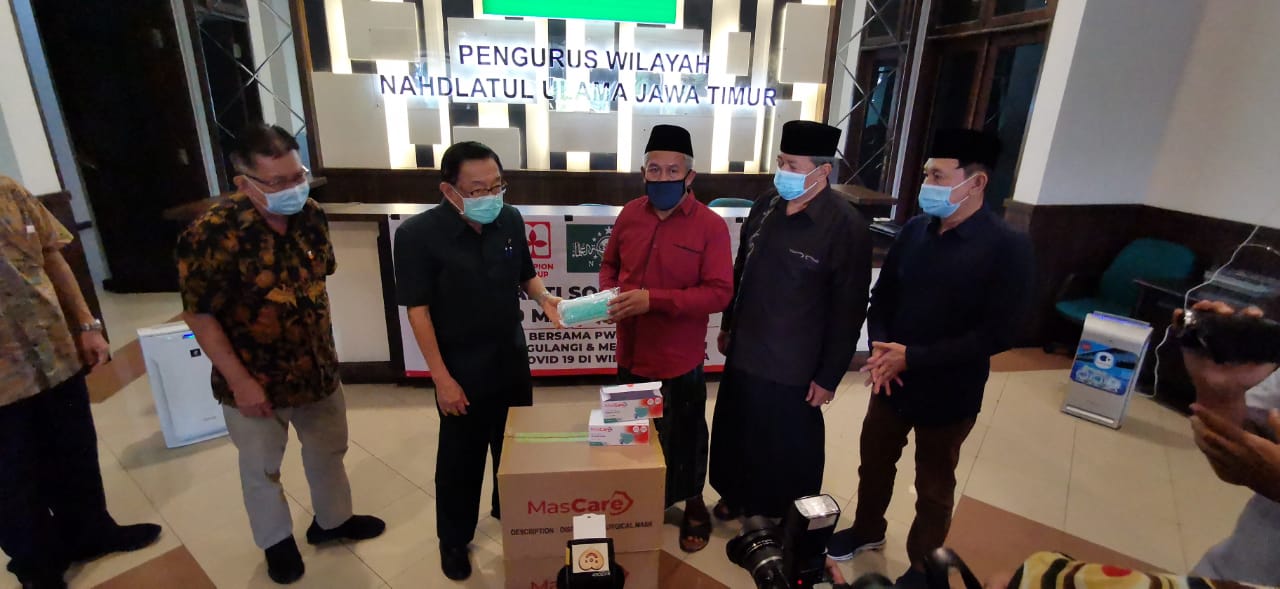 Pengurus PWNU Jatim memberikan bantuan masker dan APD kepada warga Bangkalan, Rabu (9/6/2021)