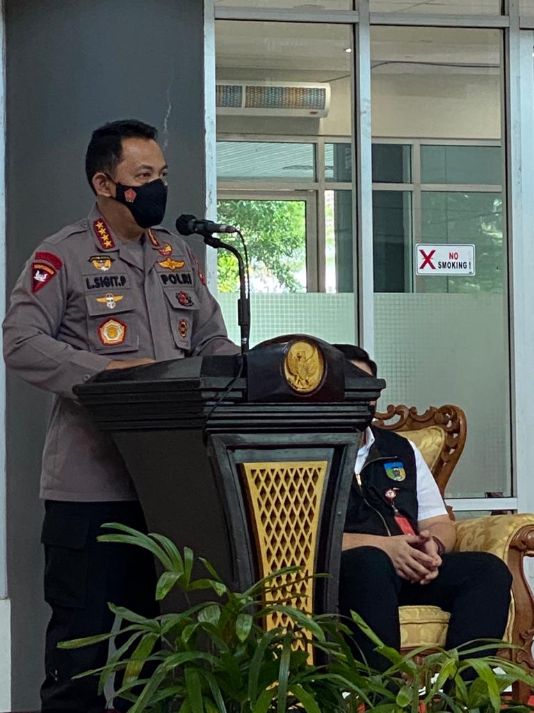 Kapolri jenderal Pol. Listyo Sigit Prabowo dan Panglima TNI Marsekal TNI Hadi Tjahjanto saat di Kediri, Kamis (10/6/2021)