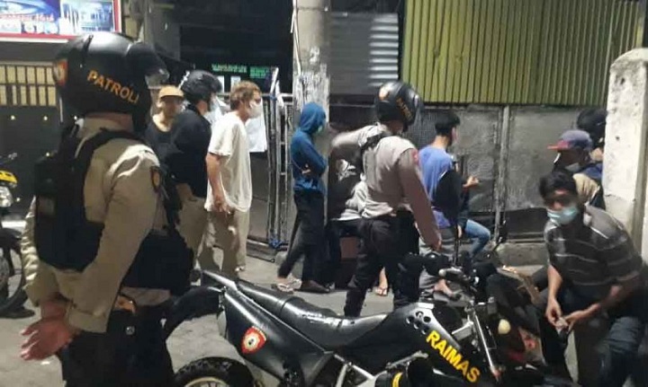 Petugas saat mengamankan sejumlah pemuda yang menggelar pesta miras jenis cukrik di Tambaksari Surabaya. SP/Anggadia Muhammad