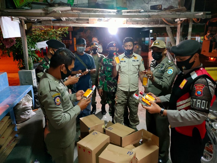 Petugas gabungan saat merazia warung remang-remang di Kecamatan Paciran dan Lamongan. SP/MUHAJIRIN