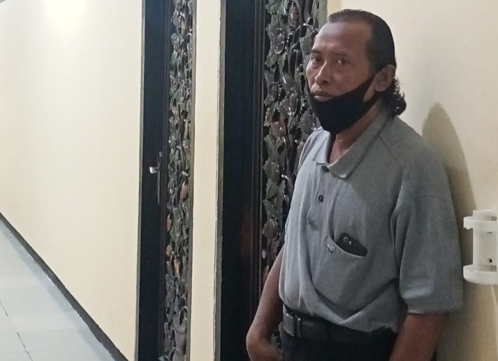 RB. Ainur Rahman (Biro Surabaya Pagi kab. Sumenep) saat lakukan investigasi di depan kantor Sekretaris Daerah (Sekda) Kab. Sumenep. SP/Ainur Rahman