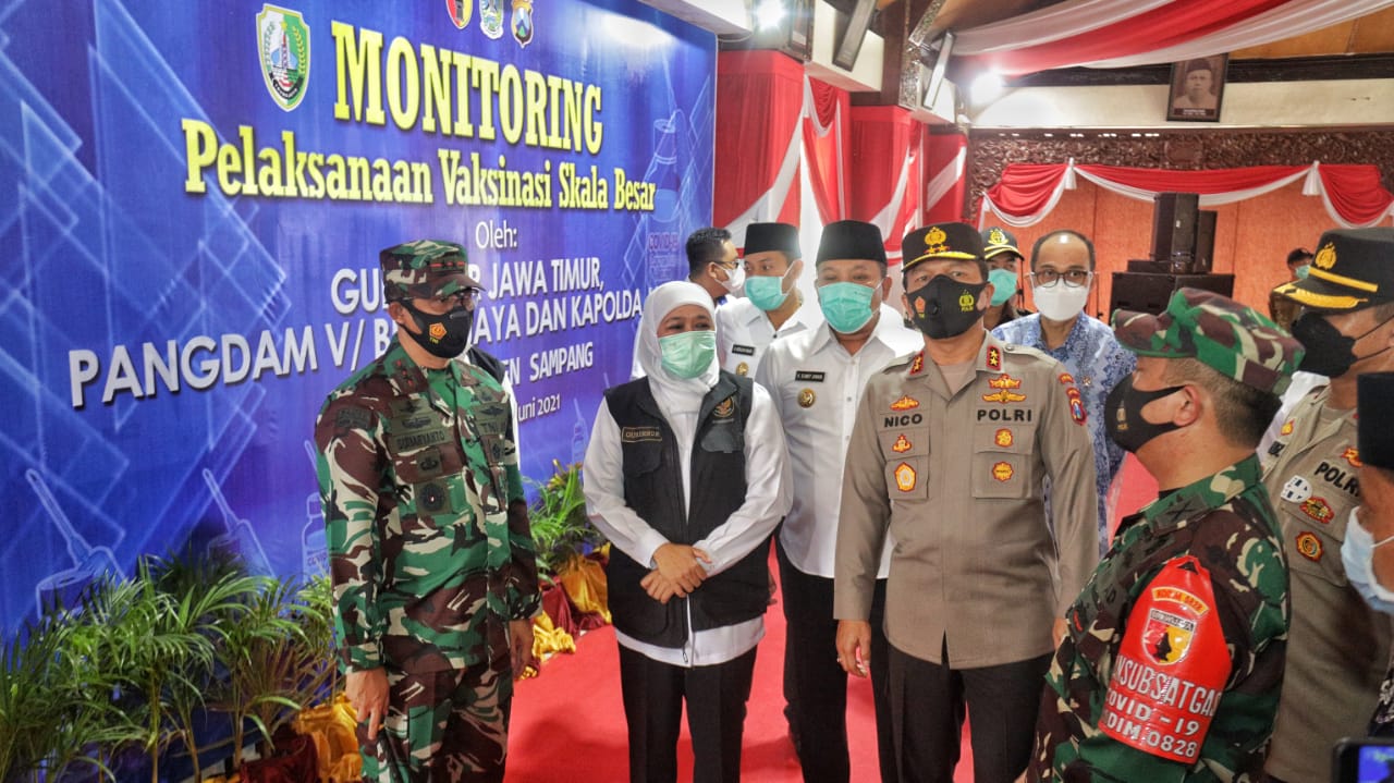 Gubernur Jatim Khofifah Indar Parawansa, Kapolda Jatim Irjen Pol Nico Afinta dan Pangdam V Brawijaya Mayjen TNI Suharyanto meninjau vaksinasi di Sampang Madura Rabu (16/6/2021)