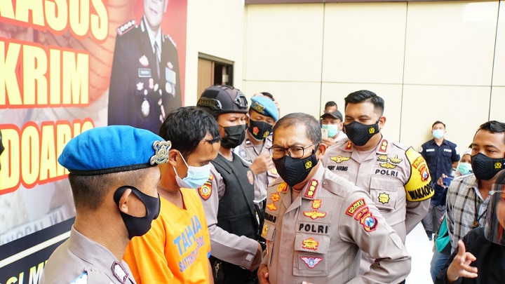 Kapolresta Sidoarjo Kombes Pol Sumardji saat tanyai pelaku sodomi. SP/Sugeng Purnomo