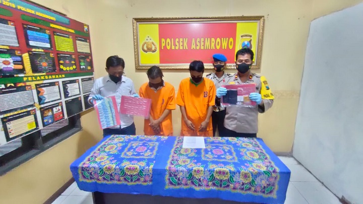 Kapolsek Asemrowo, Kompol Hari Kurniawan saat mengamankan bandar dan pengedar sabu beserta barang bukti di Polsek Asemrowo. SP/Anggadia Muhammad