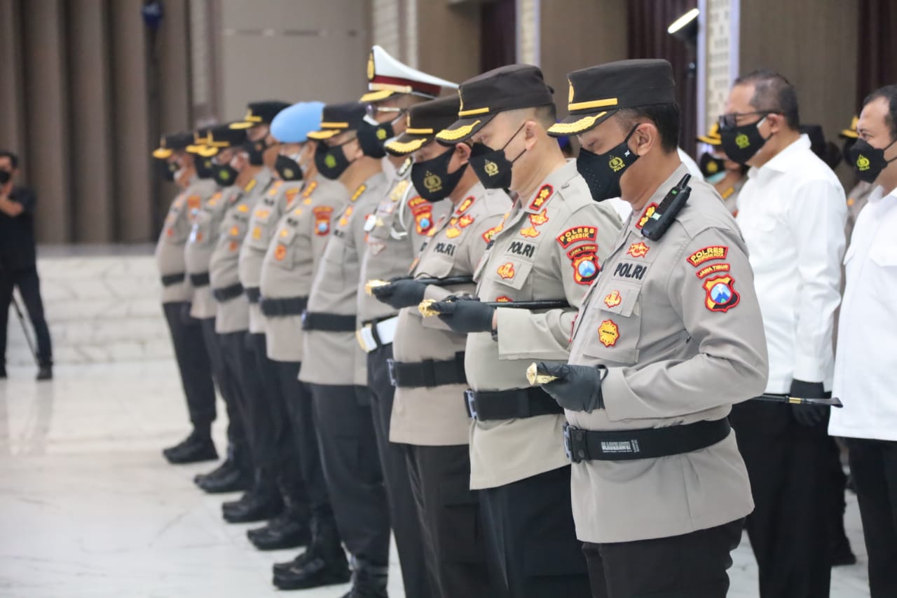 Kapolda Jatim Irjen Pol Nico Afinta melakukan Sertijab Kapolres dan PJU Polda Jatim di gedung Mahameru, Kamis (17/6/2021)