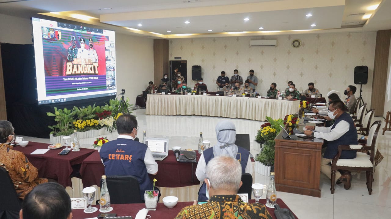 Forkompimda Jatim bersama beberapa kepala daerah melakukan rapat koordinasi terkait Pandemi Covid 19 di Madiun, Jumat (18/6/2021)