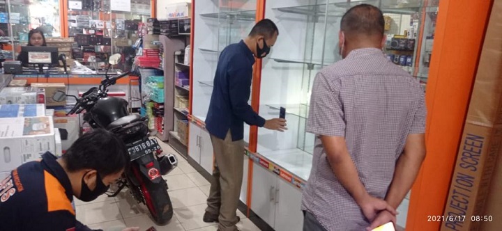 Petugas saat melakukan olah TKP di lokasi kejadian. SP/Hadi Lestariono