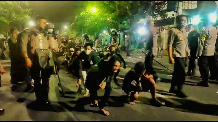 Bonek yang dihukum jalan jongkok. SP/Anggadia Muhammad