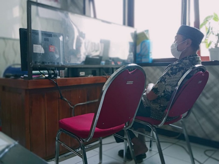 M, pelaku pencabulan menjalani pemeriksaan di kantor polisi.