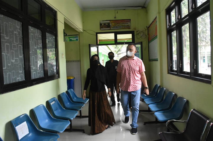 Bupati Mojokerto, Ikfina Fahmawati saat mengecek sarana isolasi Covid-19 di dua Puskesmas di Kabupaten Mojokerto. SP/Dwy Agus Susanti