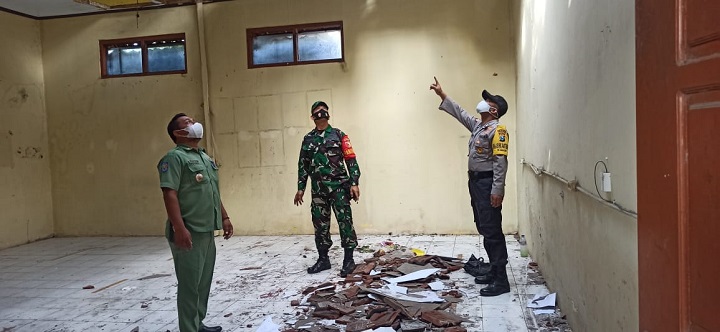 Petugas saat mengecek salah satu ruang di SDN 1 Babatan yang ambruk pada Minggu (20/6).