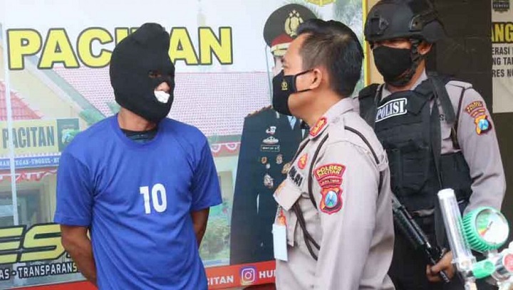 Kapolres Pacitan, AKBP Wiwit Ari Wibisono saat menanyai pelaku dalam konferensi pers.