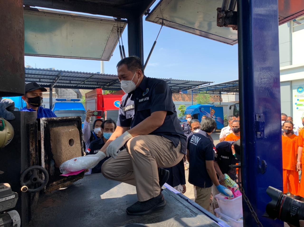 Kepala BNNP Jatim Brigjen Muhammad Aris Purnomo dalam press releasenya menyampaikan, ribuan gram narkotika jenis sabu ini berhasil kita amankan dari MZ, dengan mesin insinerator Selasa (22/6/2021)  