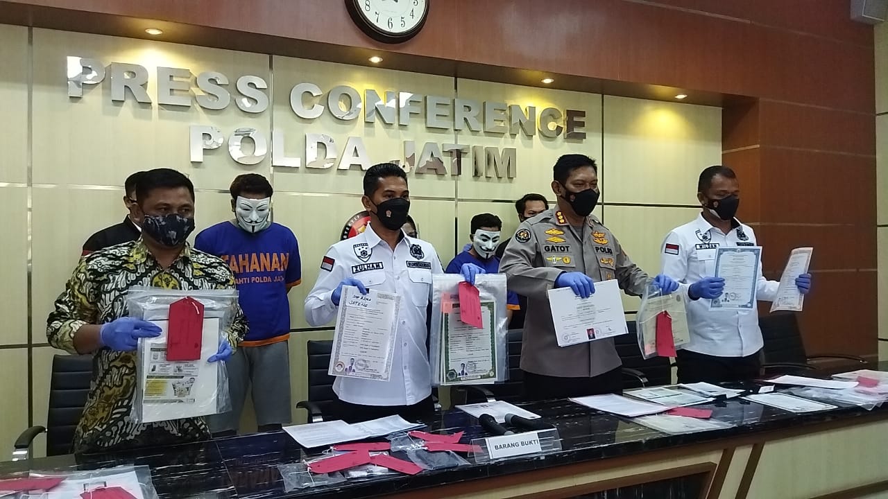 Kabid Humas Polda Jatim Kombes Pol Gatot Repli Handoko dan Wadirkrimsus Polda Jatim AKBP Zulham Effendi merealeas kasus ijasah palsu, Selasa (22/6/2021)