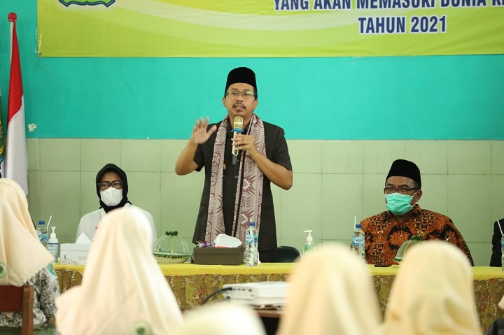 Bupati Gus Muhdlor usai membuka acara Pembekalan Khusus bagi Lulusan SMK se Kabupaten Sidoarjo di SMK Diponegoro, Rabu (23/6/2021). SP/Sugeng Purnomo